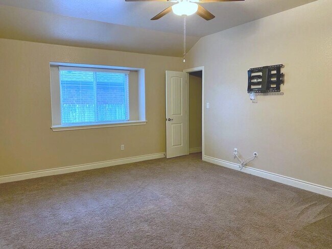 Building Photo - 313 Summer Pointe