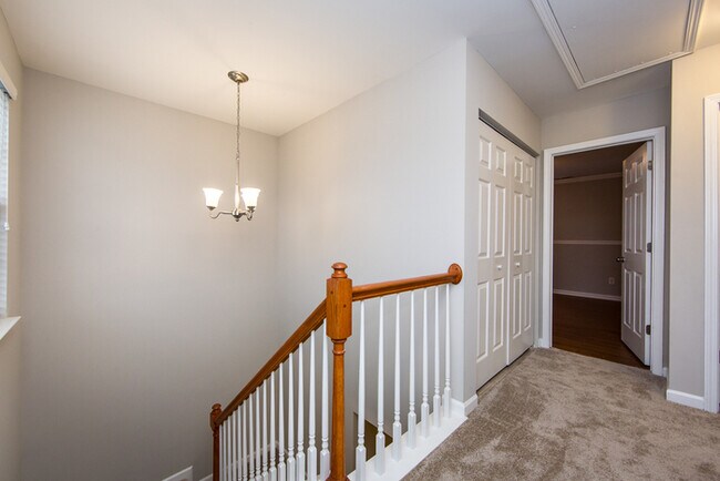 Building Photo - Great 3BD/2.5BA Home in Desirable Highland Creek!
