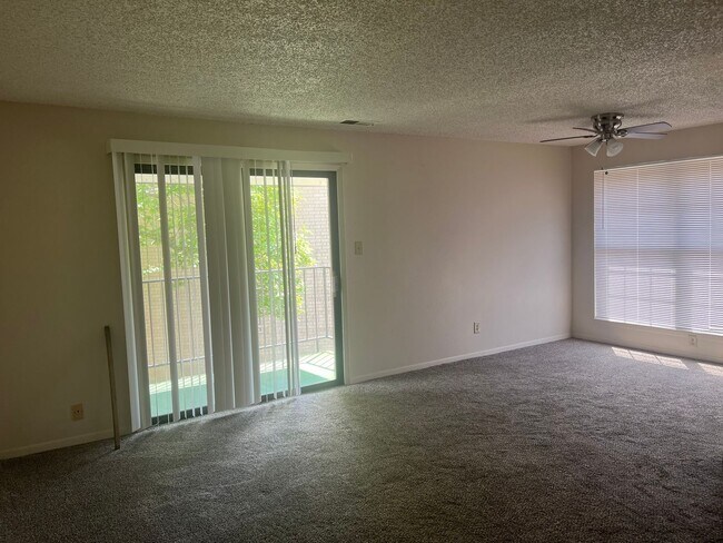 Building Photo - 1 BEDROOM 2ND FLOOR CONDO UNIT WITH ON SIT...