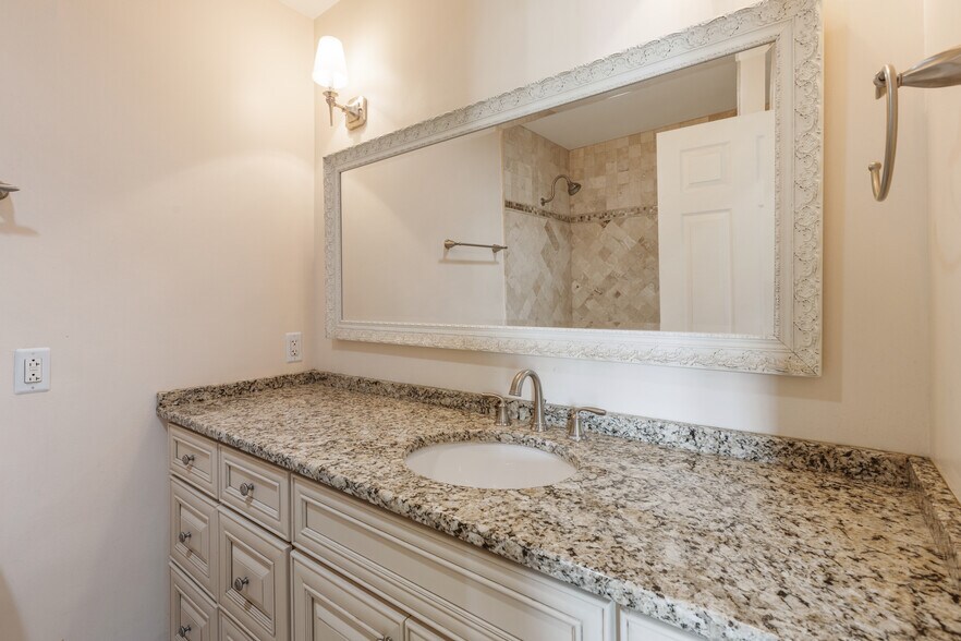 Upstairs Master bath - 112 Saint Charles Pl
