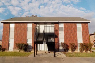 Building Photo - 1801 Cedarhill Dr