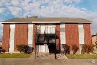 Building Photo - 1801 Cedarhill Dr