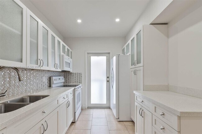Building Photo - 3916 SW 58th Ave