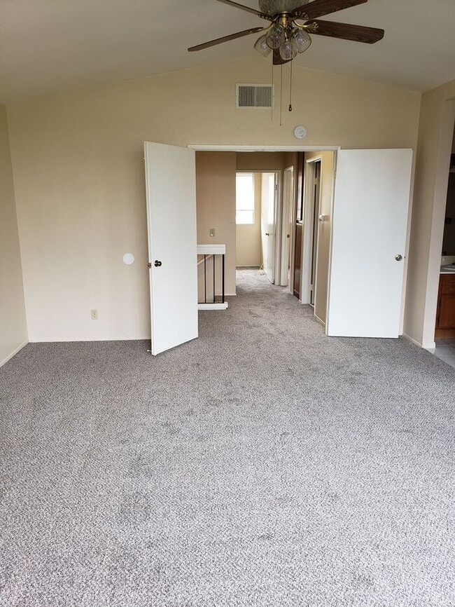 Building Photo - The Bluffs at Fox Run!!! 3BR/2.5BA Rarely ...