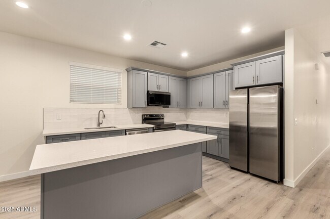 Building Photo - 129 W Latona Rd