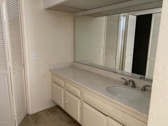 Building Photo - Great Phillips Ranch Home – 3+Office+2 - $...