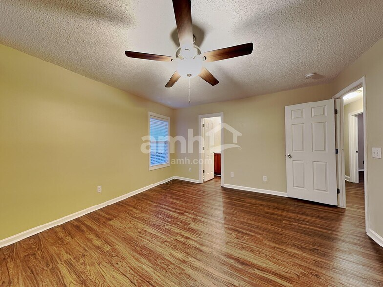 Building Photo - 1009 Loch Lomond Cir