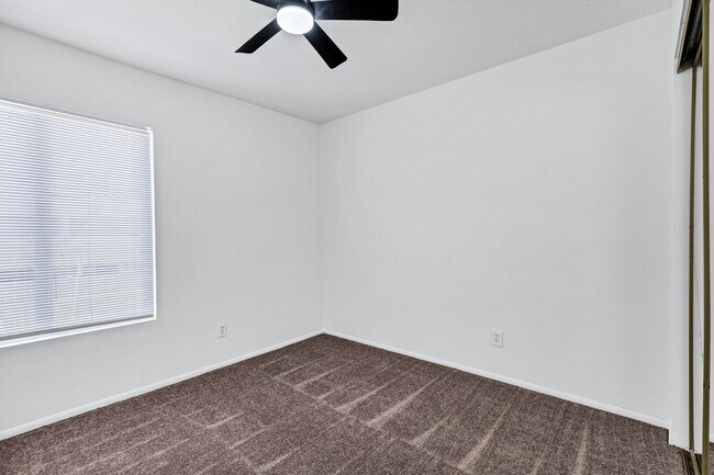 Building Photo - Remodeled 3/2 off Indian School & 43rd Ave