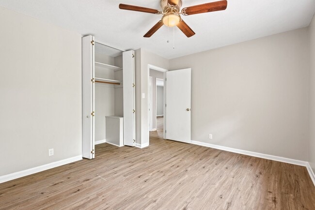 Building Photo - Renovated 2 bedroom townhome 5 miles from downtown Raleigh!