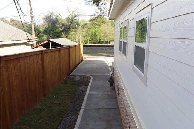 Building Photo - 5120 Railroad Ave