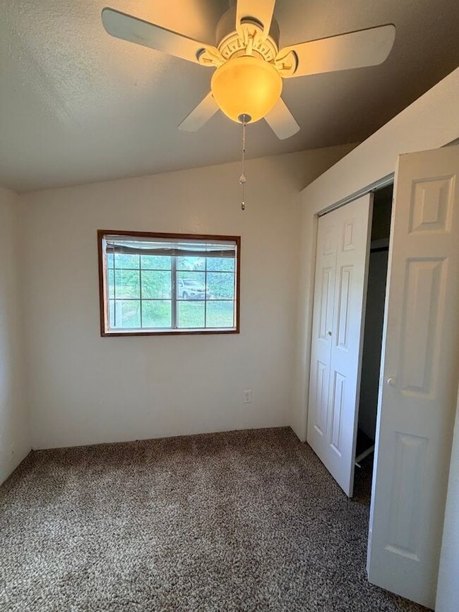 Building Photo - Well maintained home in convenient location w/seasonal landscaping incl.