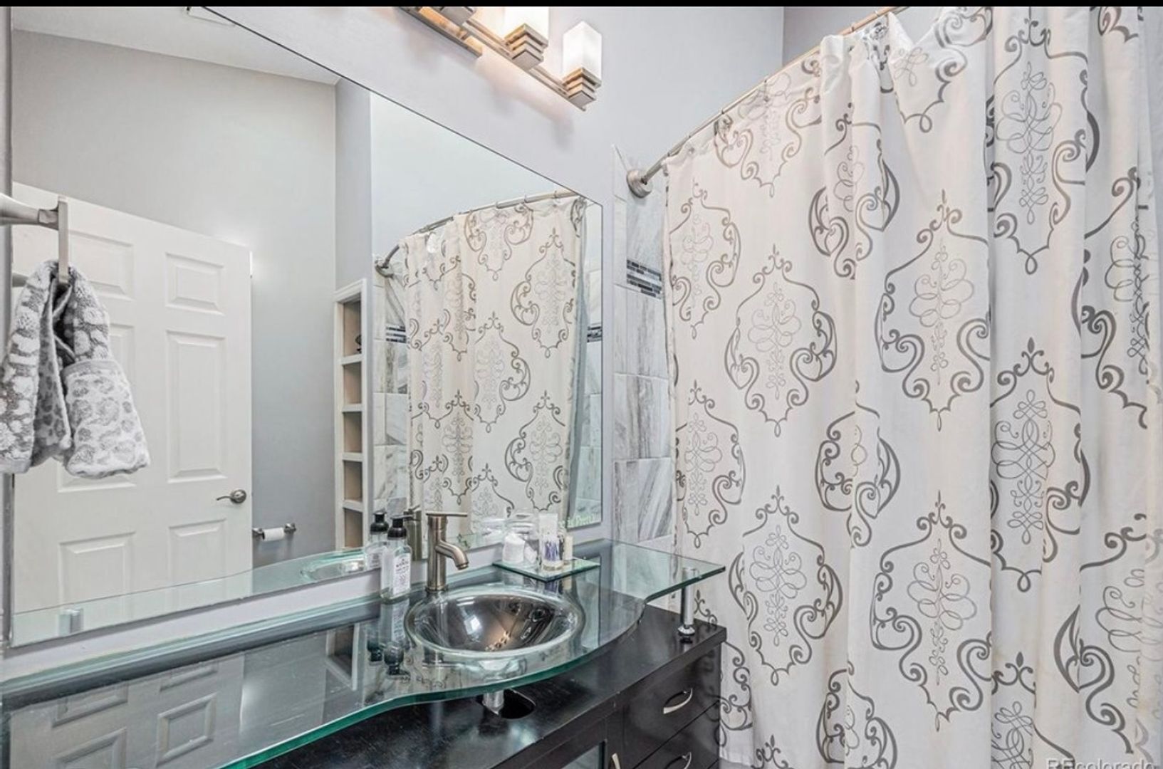 Building Photo - 2420 W 82nd Pl