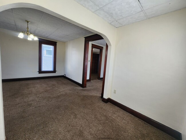 Building Photo - 3 Bedroom House w/Detached Garage!!!