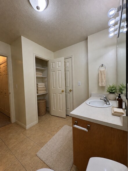 Building Photo - 961 N 100 W