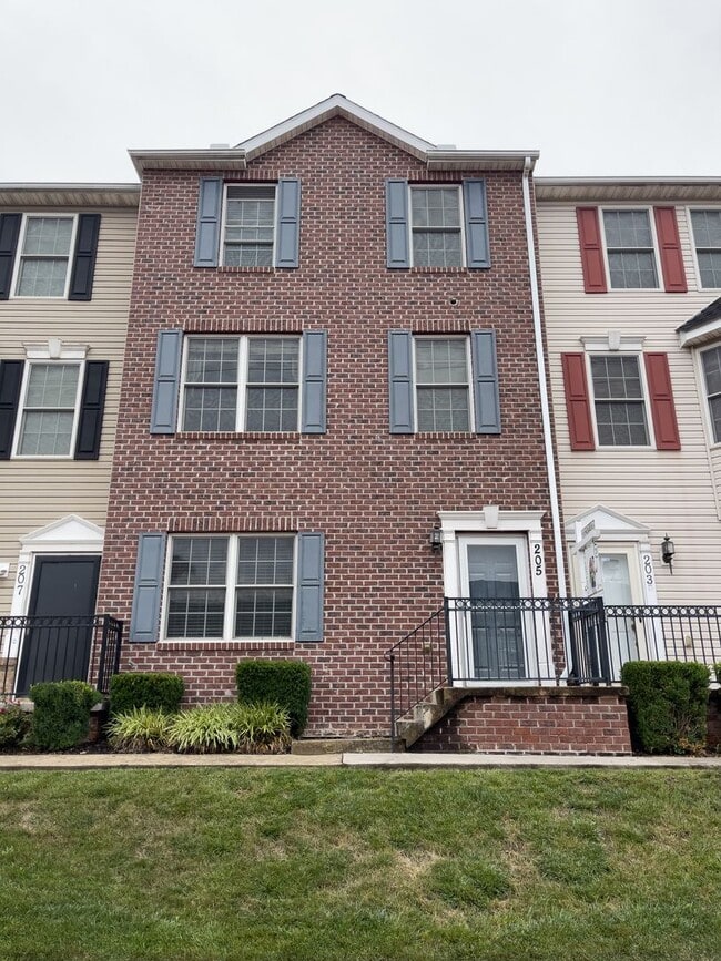 Primary Photo - 3BR/ 2.5 Bath Modern Townhouse