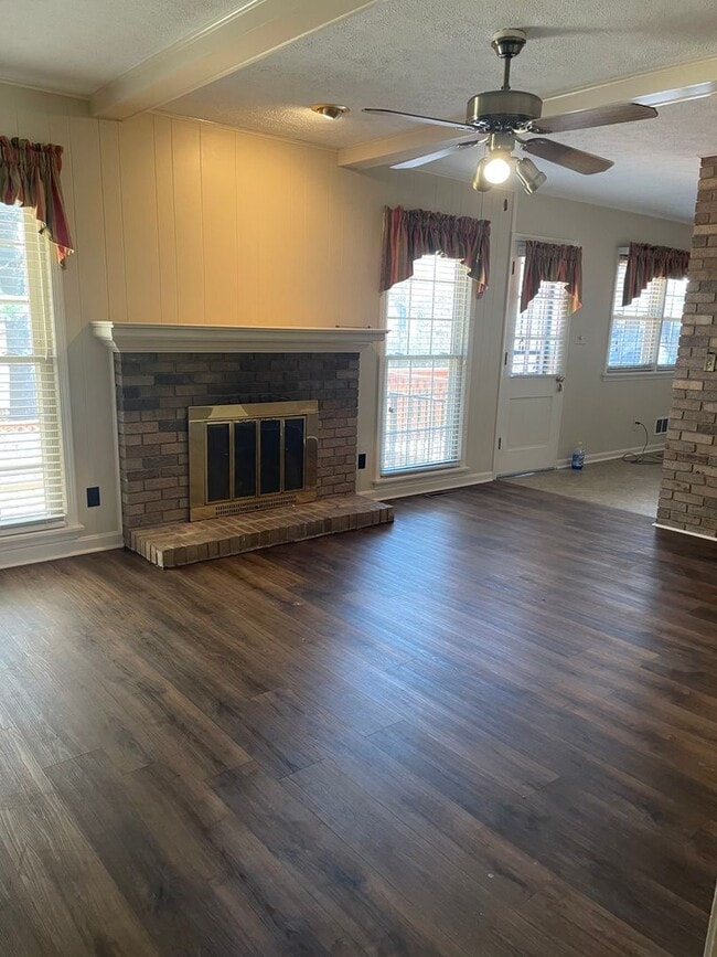 Building Photo - Spacious Three Bedroom/Three Bath Ranch in...