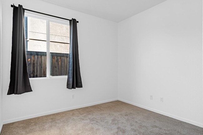 Building Photo - 533 Channel Ct