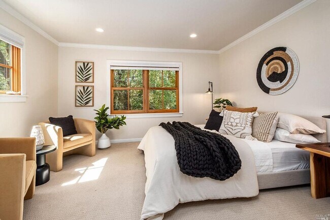 Building Photo - FIVE BEDROOM THREE AND HALF BATH HOME ON C...