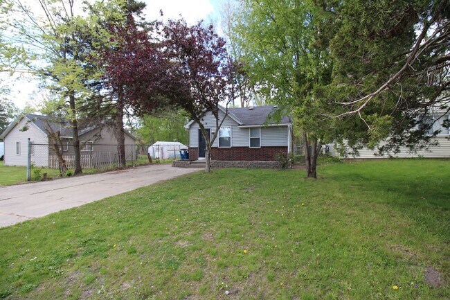 Building Photo - 2 Bed / 1 Bath Single-Family Home – N. Gaines Township