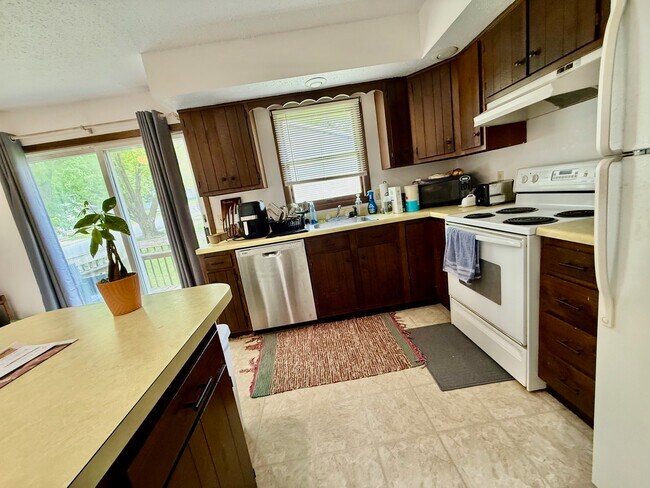 Building Photo - 620 7th Ave NW