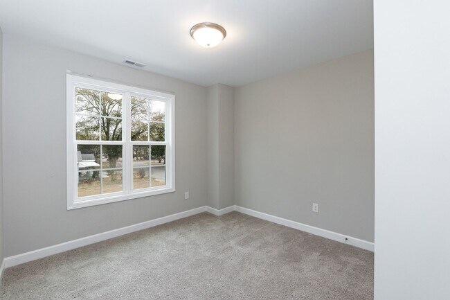 Building Photo - Three Bedroom Home!