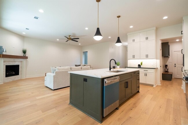 Building Photo - 15112 Matterhorn Lp