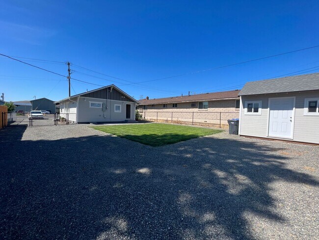 Building Photo - 109 E Fremont Ave