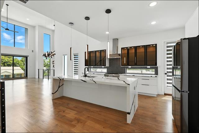 Building Photo - 3523 N Versailles Ave