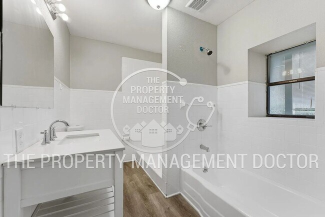 Building Photo - Rare Find! Spacious 2/1 Home on Huge Lot - Perfect for Work Vehicles, Boats & Pets***JANUARY SPEC...