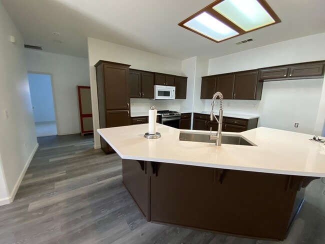 Building Photo - Cozy Home for rent in Visalia