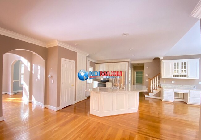 Building Photo - Spacious 6 bedrooms house in the NORTHVIEW...