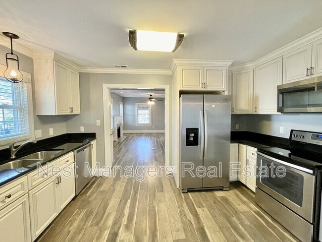 Building Photo - 228 Pinecrest Dr