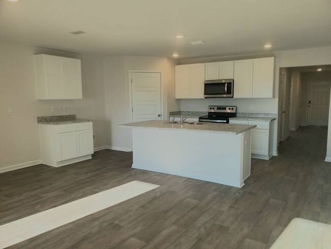 Building Photo - Gorgeous and Spacious 4 Bedroom, 2 Bath Op...