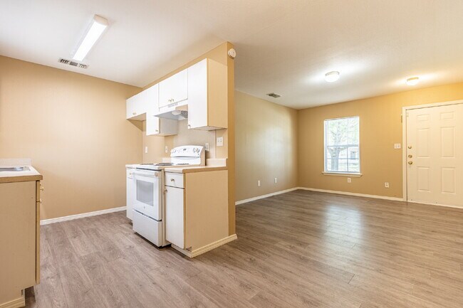 Building Photo - 303 Villareal St