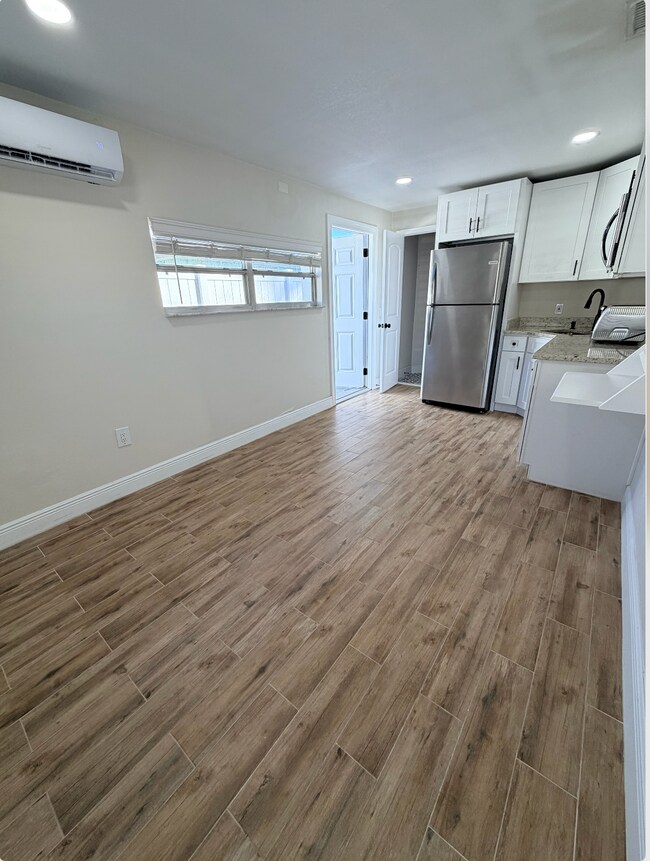 Building Photo - Midtown Studio