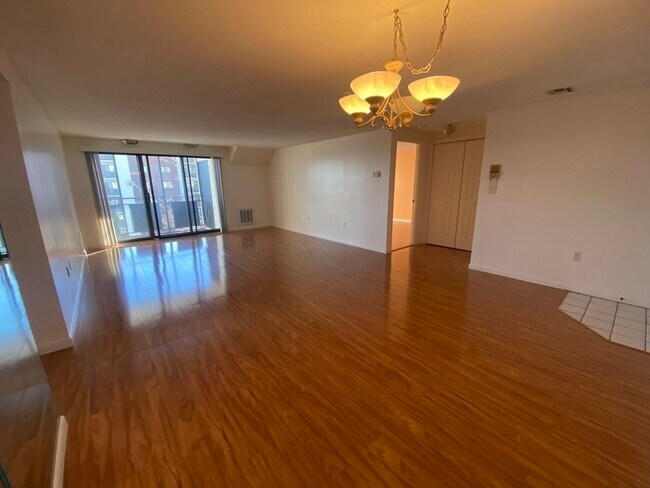 Building Photo - 12 9th St