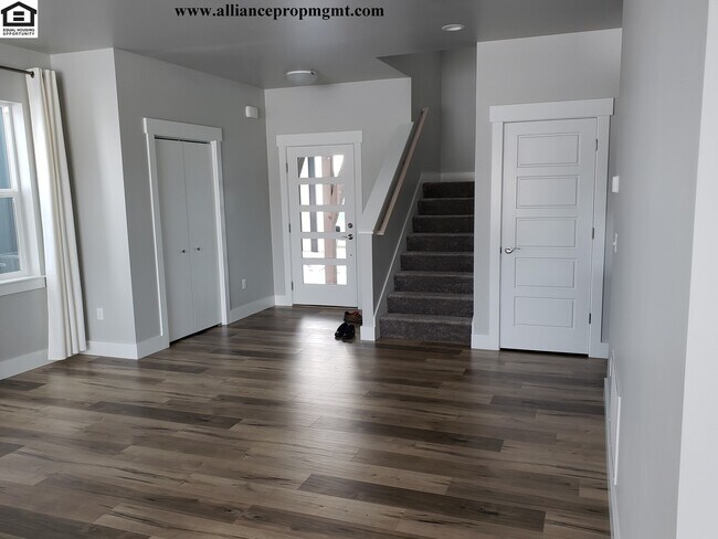 Building Photo - Beautiful Large 4bd/2.5ba 2332sqft home in The Lakes Subdivision