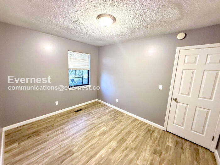 Building Photo - 2225 Cheshire Dr