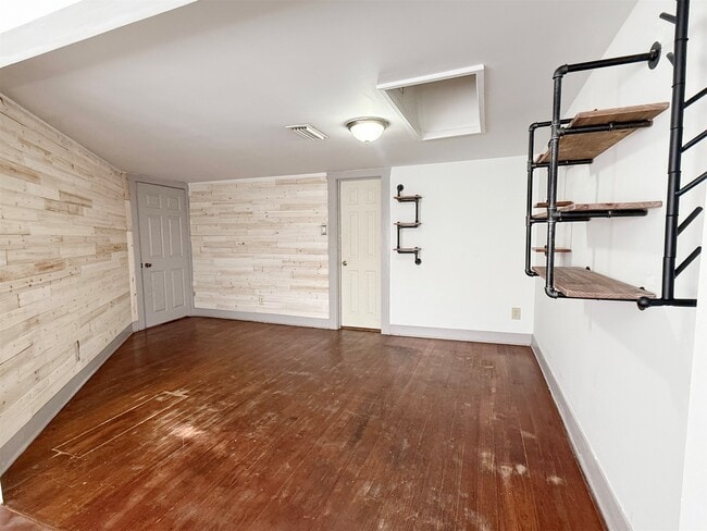 Building Photo - 2405 Sunset Blvd