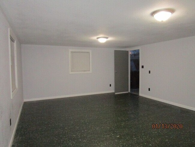 Building Photo - Deep Creek South