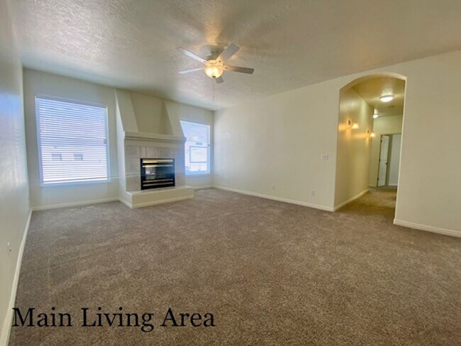 Building Photo - SPACIOUS HOME FOR RENT!