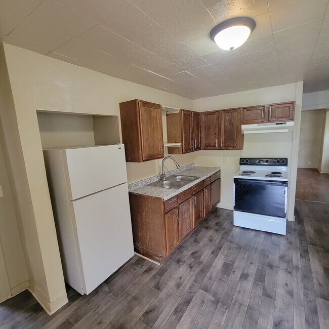 Building Photo - West Side 5BR/2BA House / Must See!