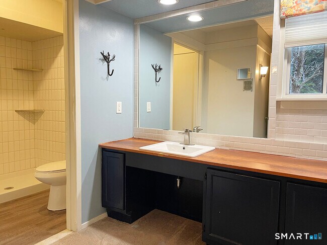 Building Photo - 445 Heritage Vlg
