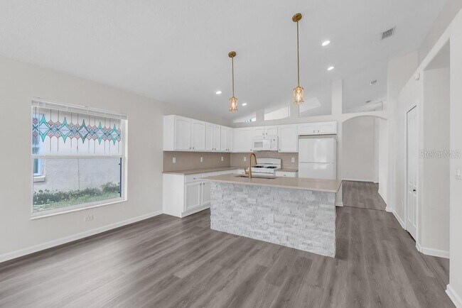 Building Photo - 15746 Autumn Glen Ave