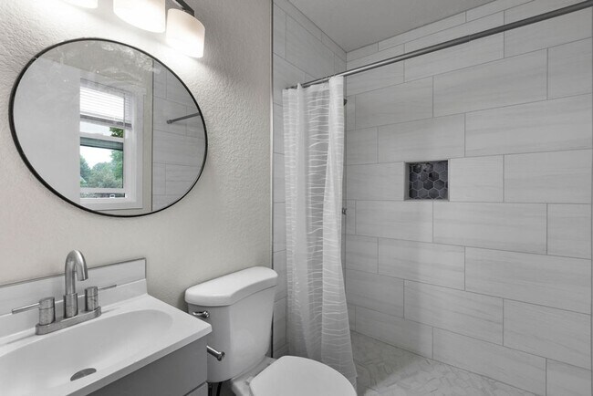 Building Photo - 4 Bedroom completely remodeled home in Fort Collins