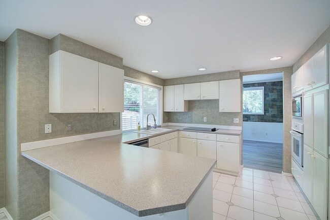 Building Photo - 4Bd/2.5Ba Sammamish Home