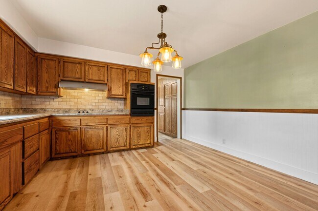 Building Photo - 3 Bedroom 2 Bath Home with Bonus Rooms and Tons of Extra Space
