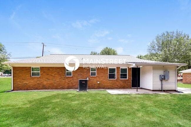 Building Photo - 3 Bedroom Pet-Friendly Home in Charlotte, NC with Main Street Renewal