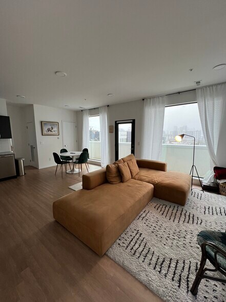 Living area - 806 Olympic St