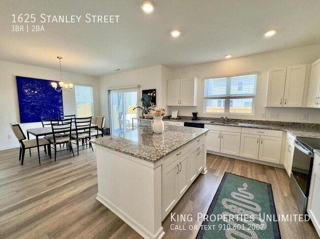 Building Photo - 1625 Stanley St